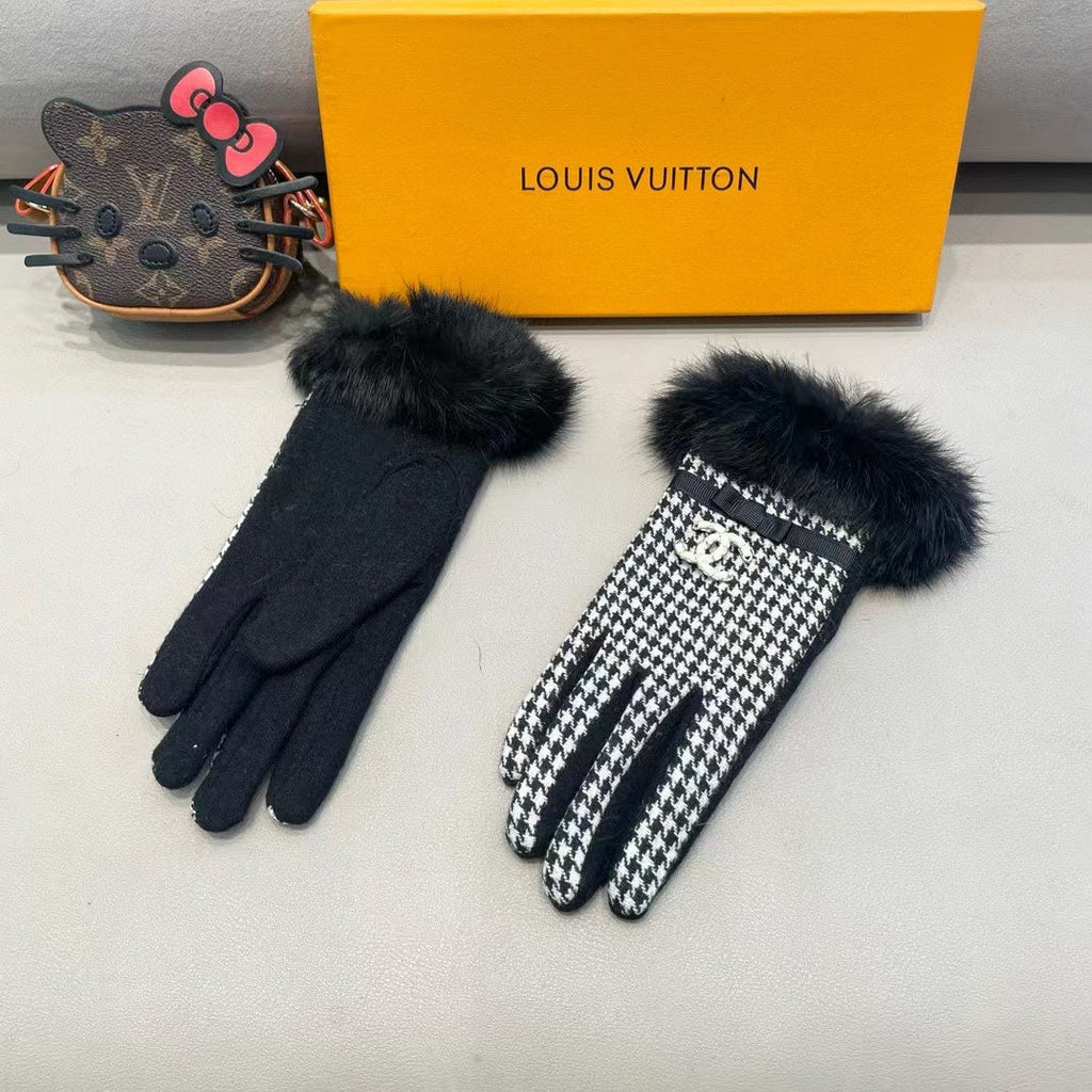 CHANEL GLOVES IN BLACK MIX WHITE WOOL AND RABBIT FUR 417182