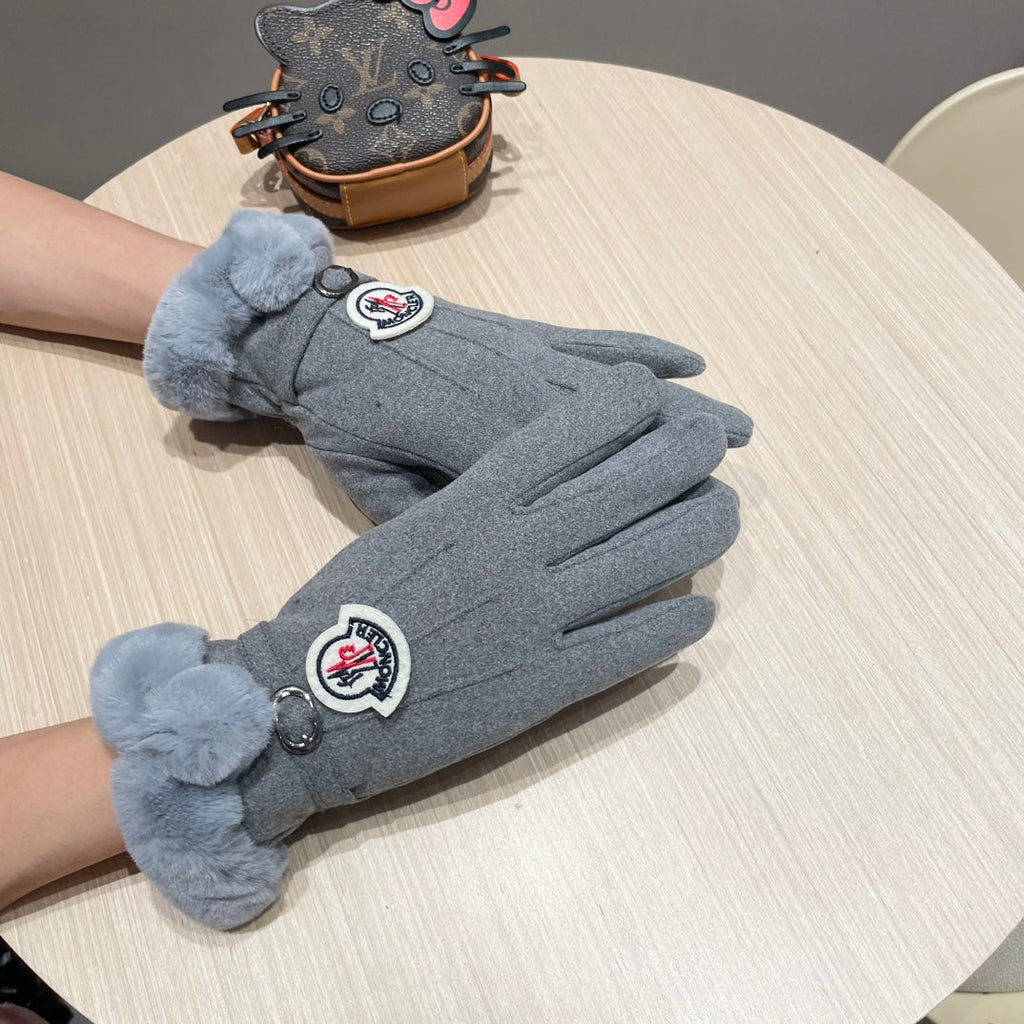 CHANEL GLOVES IN COOL GRAY WOOL WITH RABBIT FUR 439080
