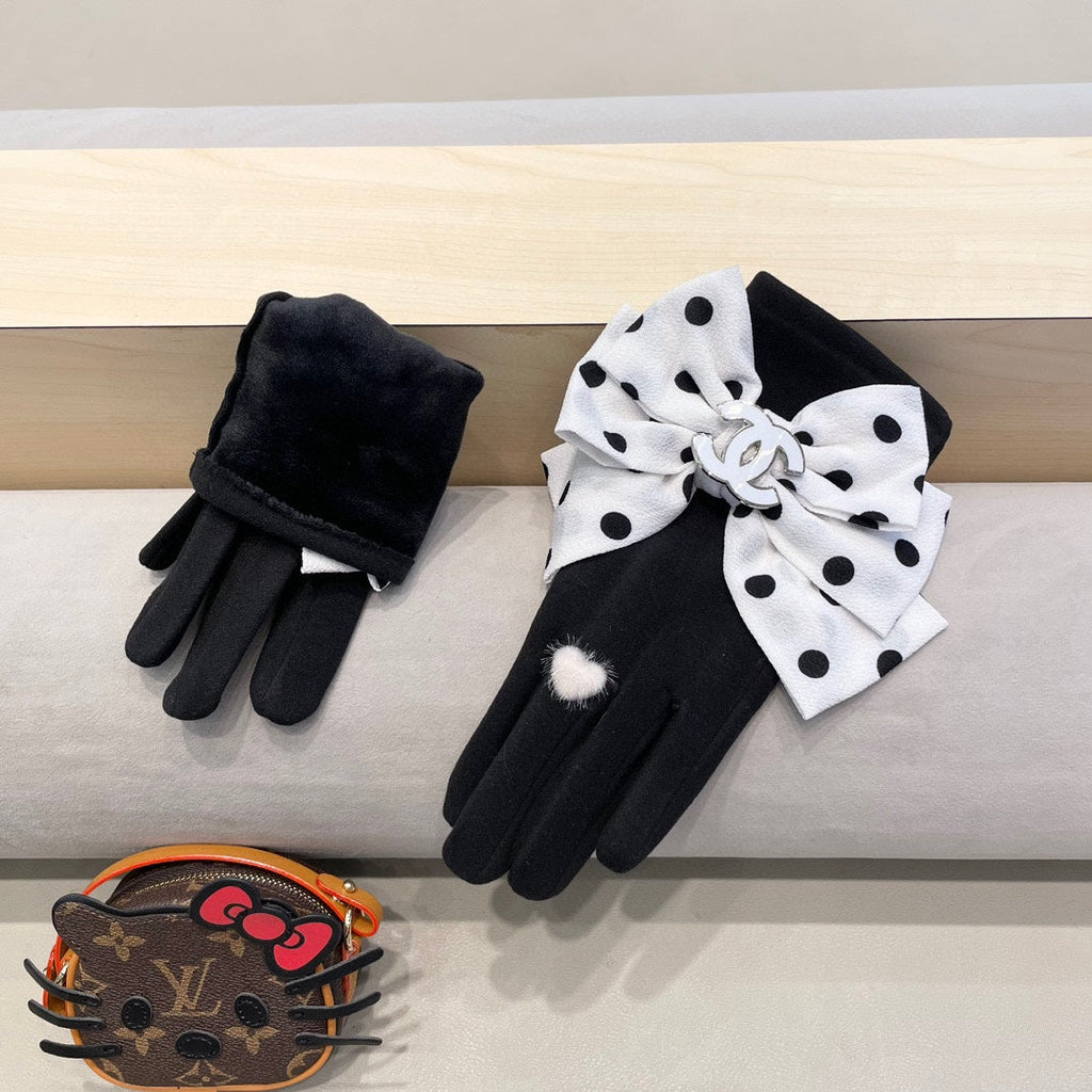 CHANEL GLOVES IN BLACK MIX WHITE WOOL 454572