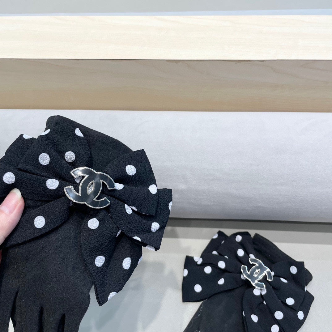 CHANEL GLOVES IN BLACK MIX WHITE WOOL 454573