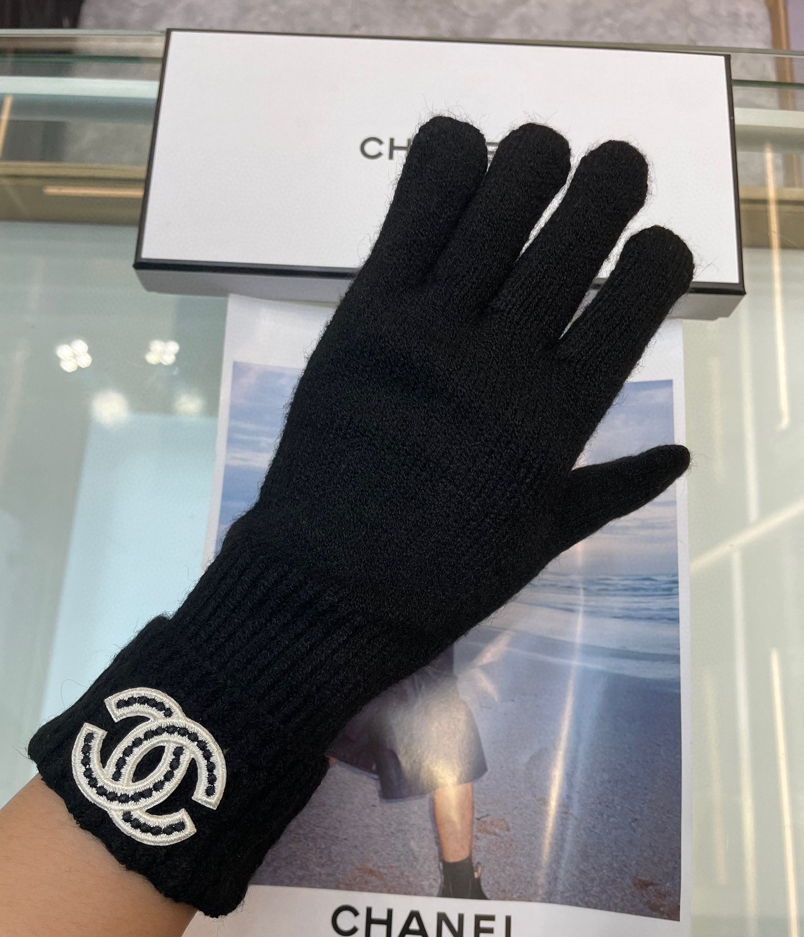 CHANEL GLOVES IN BLACK CASHMERE WITH WHITE LOGO 405907