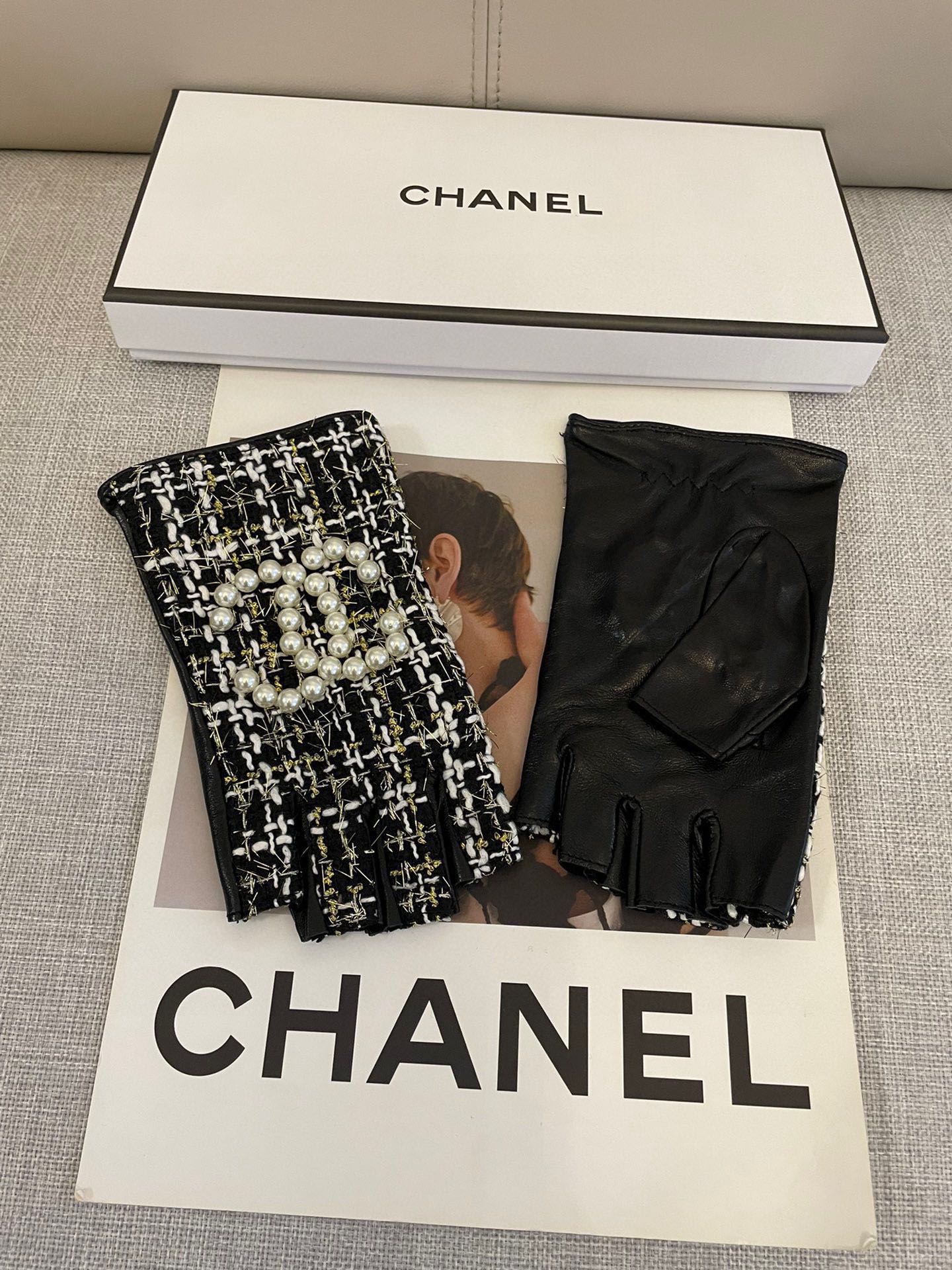CHANEL FINGERLESS GLOVES IN BLACK MIX WHITE WOOL TWEED 463847