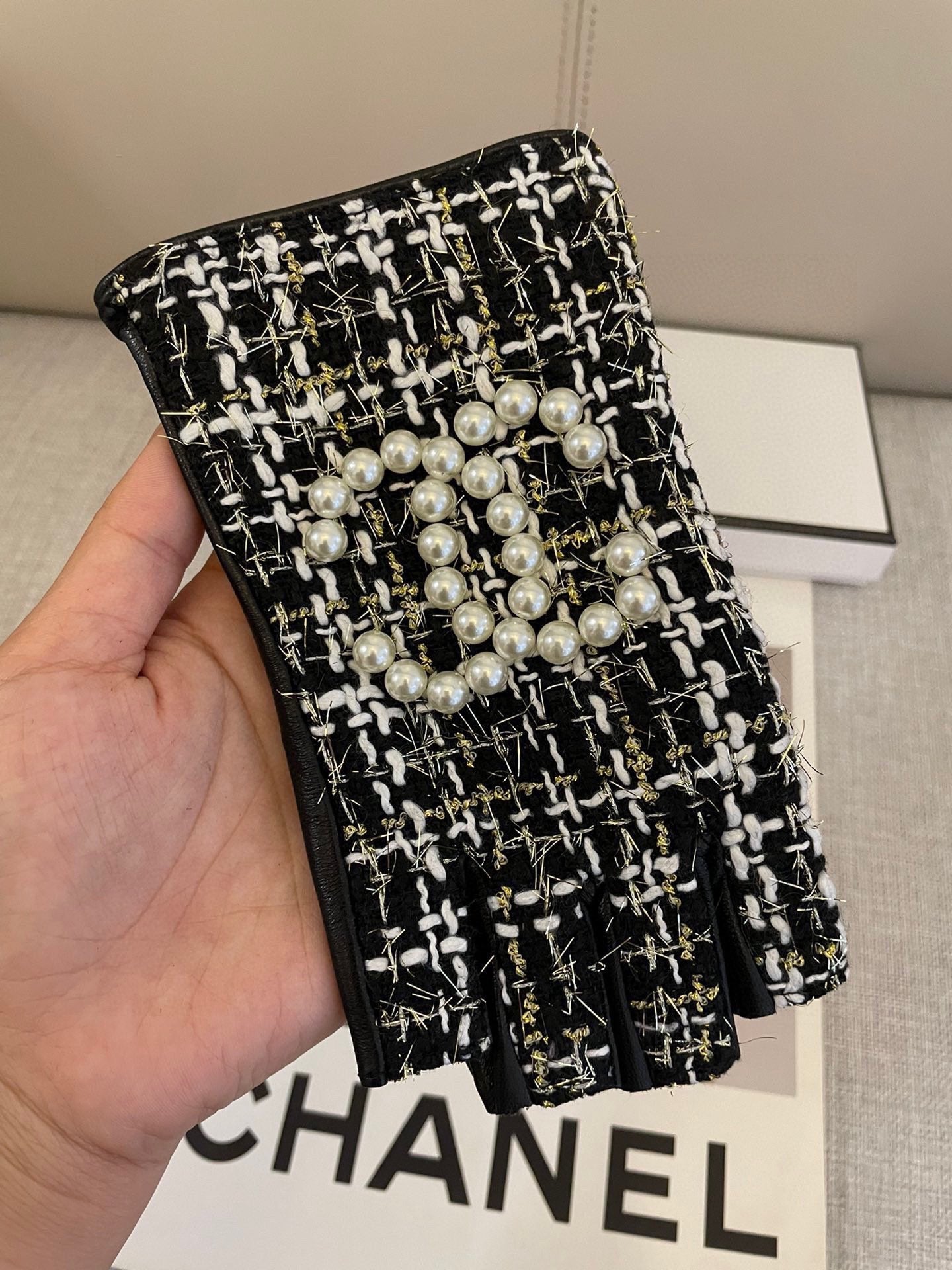 CHANEL FINGERLESS GLOVES IN BLACK MIX WHITE WOOL TWEED 463847