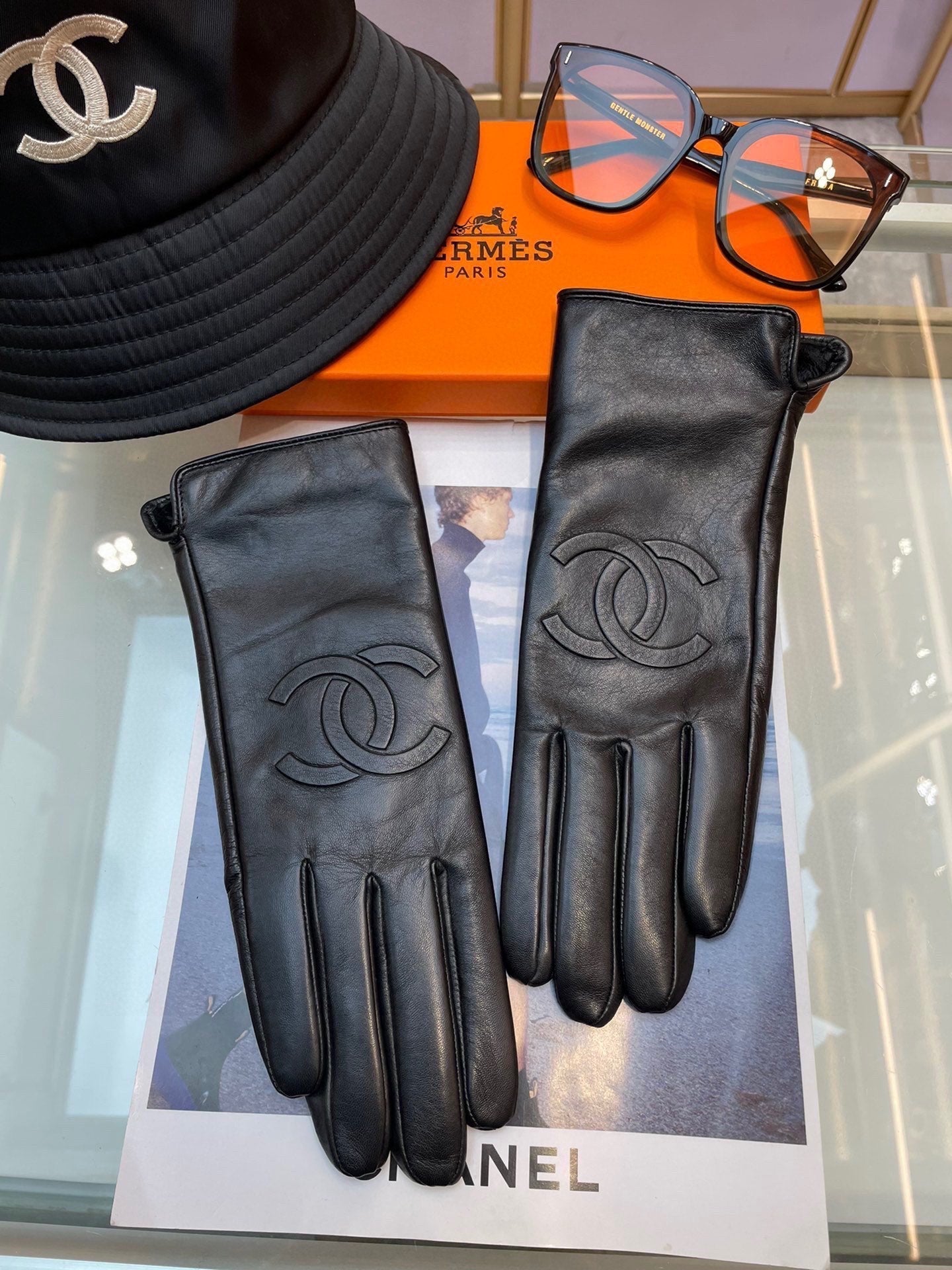 CHANEL GLOVES IN BLACK LAMBSKIN 463840