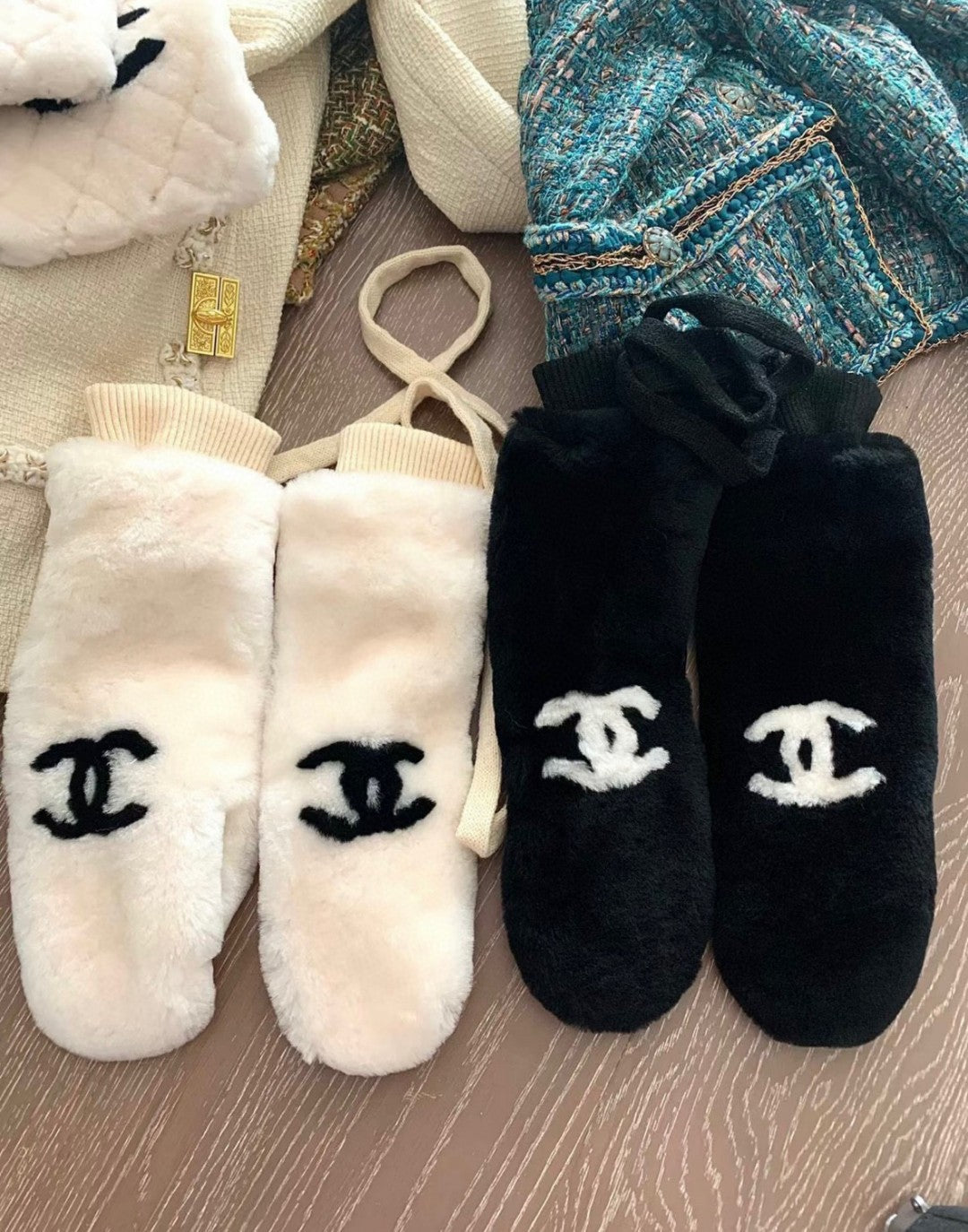 CHANEL GLOVES IN WHITE RABBIT FUR AND LAMBSKIN 456404