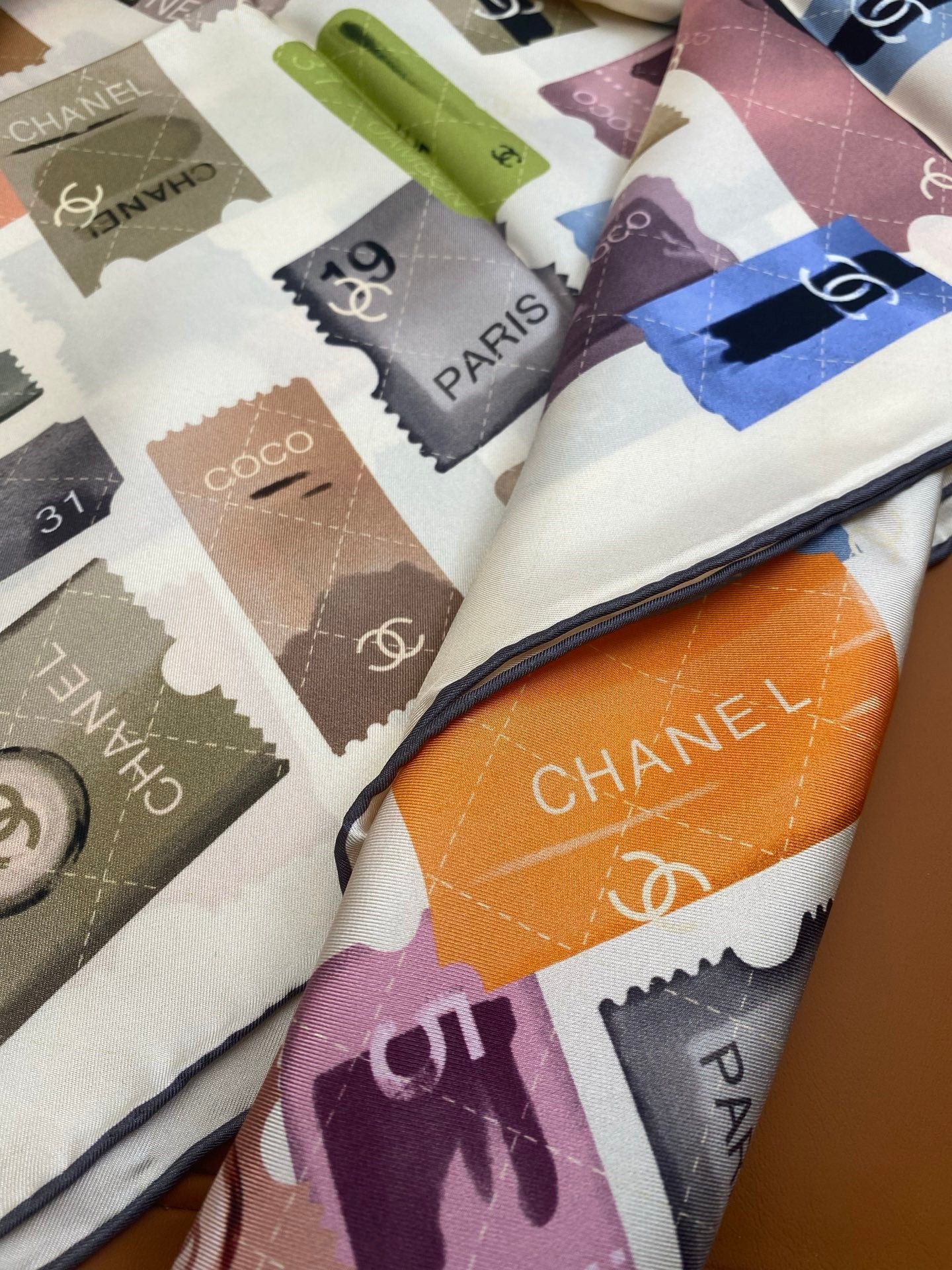 CHANEL 25S SCARF 90 IN SILK 703701