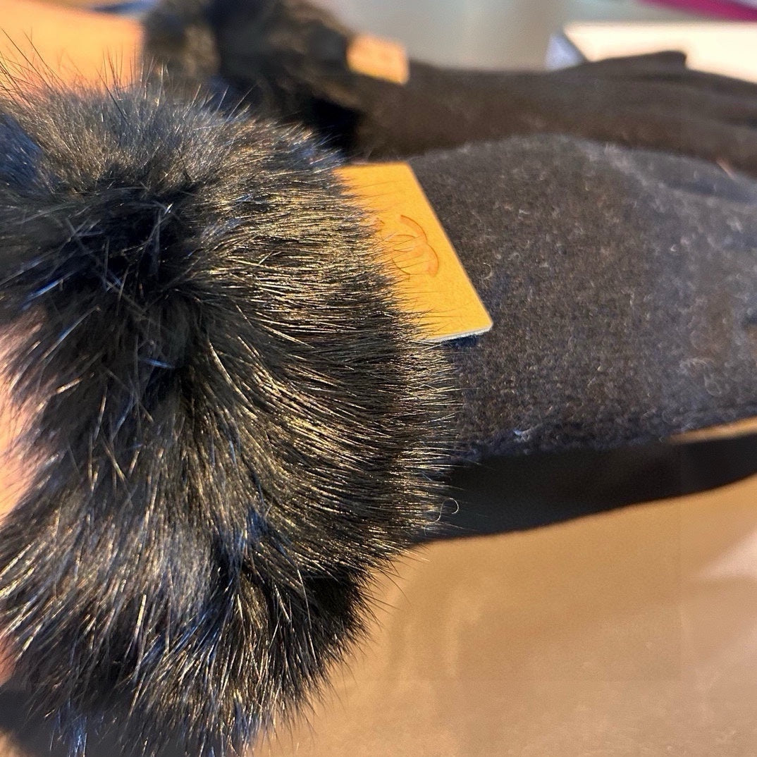 CHANEL GLOVES IN BLACK WOOL AND RABBIT FUR 420535