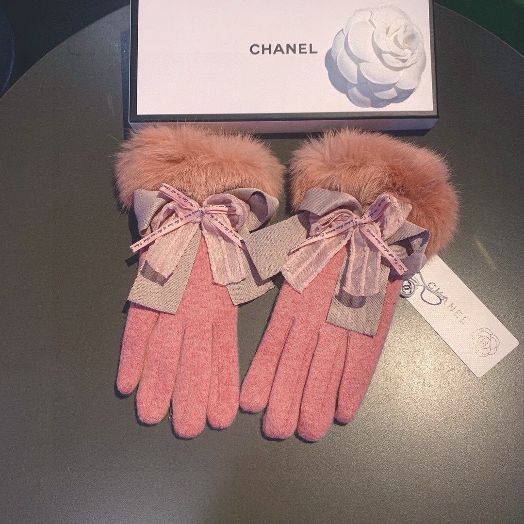 CHANEL GLOVES IN BLUSH PINK WOOL AND RABBIT FUR 441839
