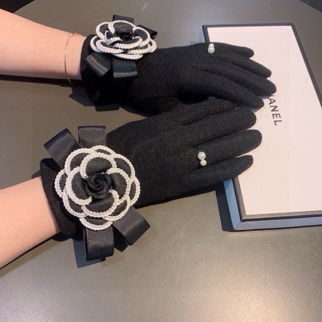 CHANEL GLOVES IN BLACK WOOL WITH FLOWER 456325