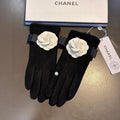 CHANEL GLOVES IN BLACK WOOL WITH WHITE FLOWER 456326