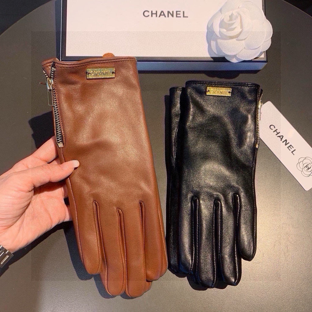 CHANEL TOUCHSCREEN GLOVES IN BLACK LAMBSKIN WITH GOLD LOGO 462271