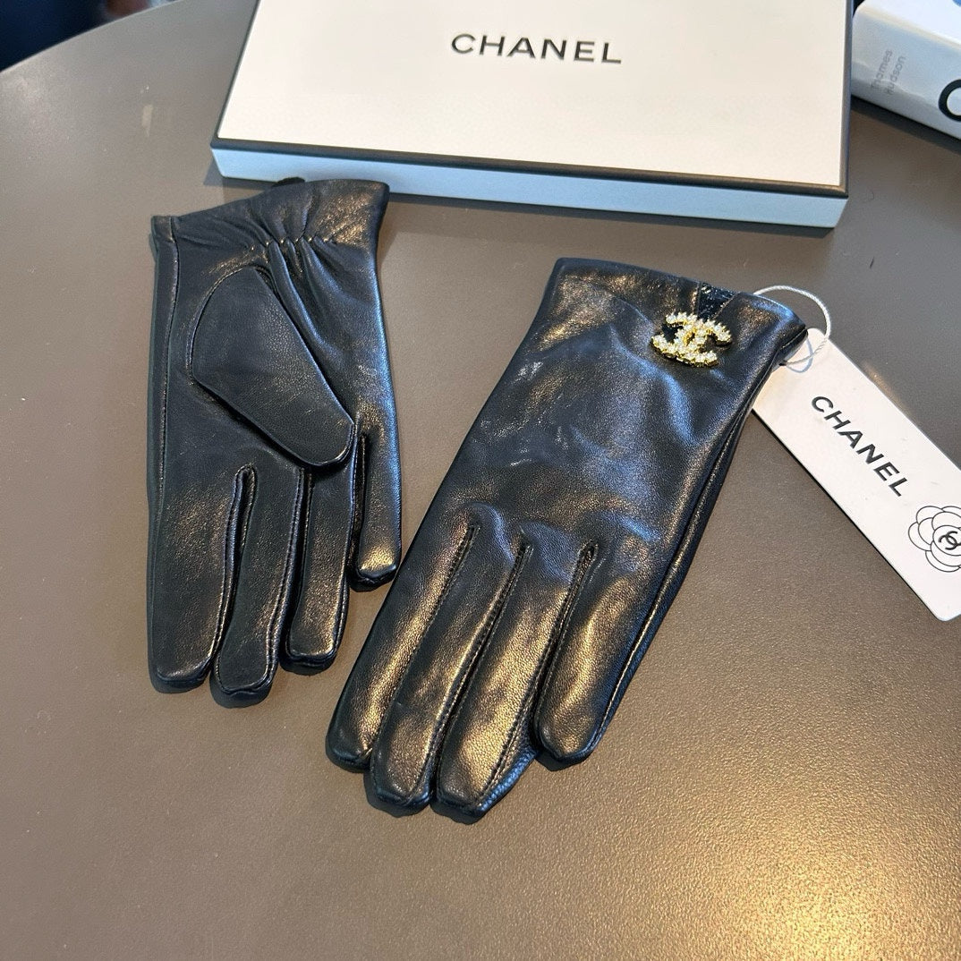 CHANEL TOUCHSCREEN GLOVES IN BLACK LAMBSKIN WITH GOLD LOGO 462272