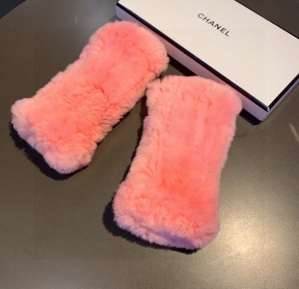 CHANEL FINGERLESS HALF GLOVES IN ROUGE PINK RABBIT FUR 462276