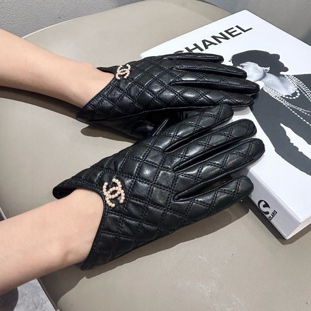 CHANEL GLOVES IN BLACK LAMBSKIN 465006