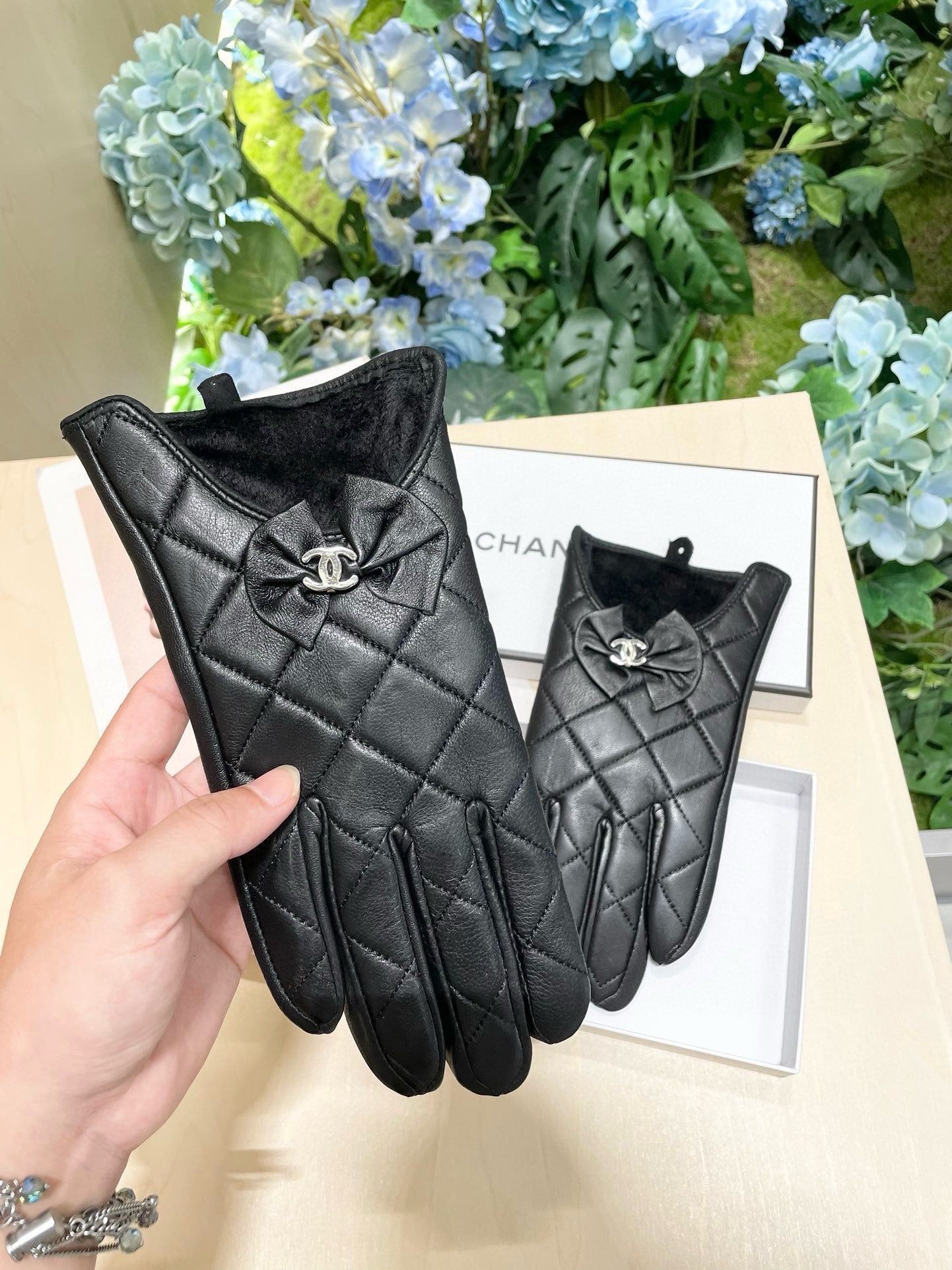 CHANEL GLOVES IN BLACK LAMBSKIN 462417