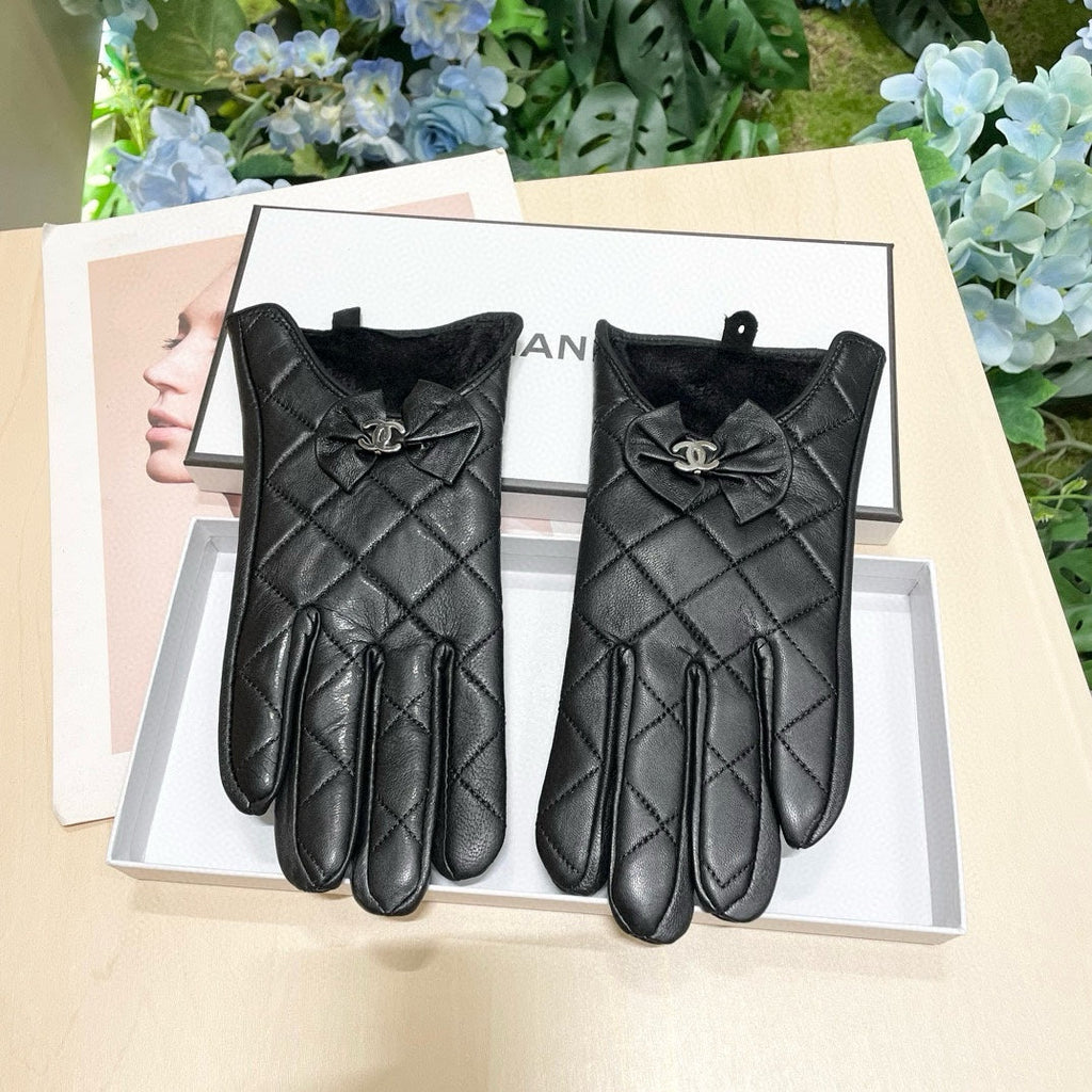 CHANEL GLOVES IN BLACK LAMBSKIN 462417
