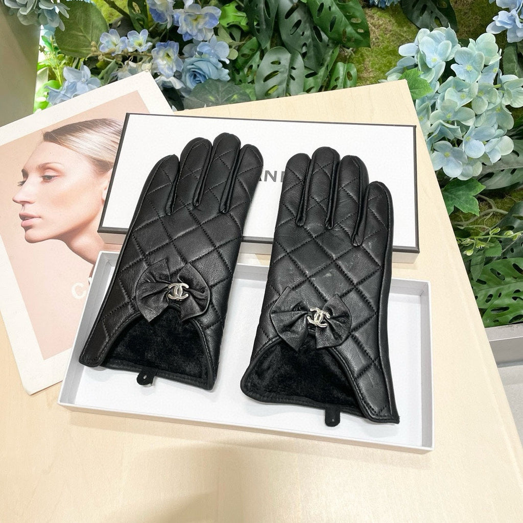CHANEL GLOVES IN BLACK LAMBSKIN 462417