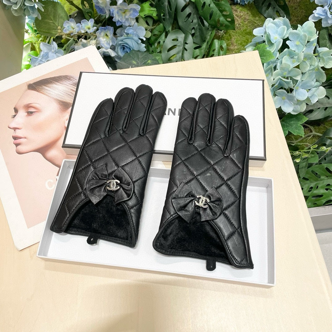 CHANEL GLOVES IN BLACK LAMBSKIN 462417