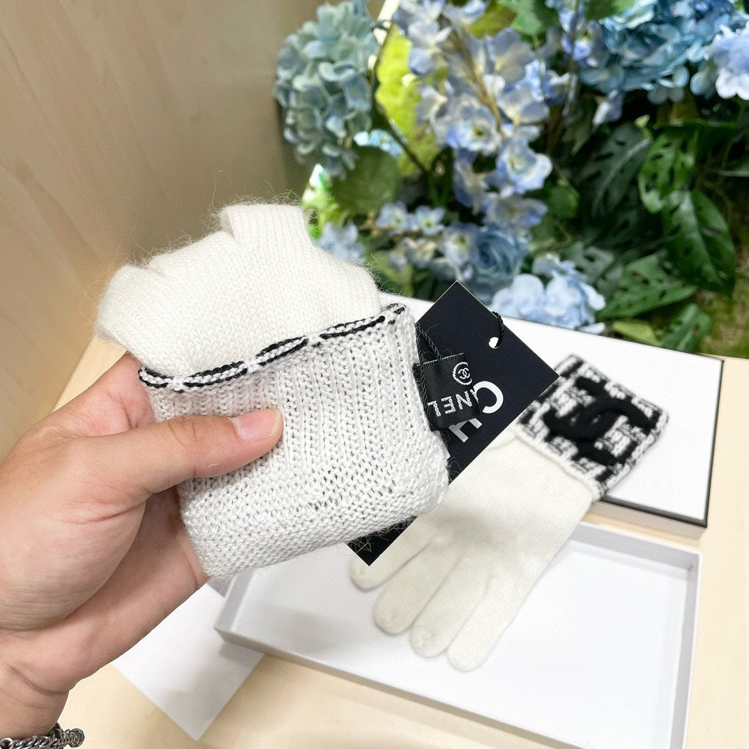 CHANEL GLOVES IN WHITE MIX BLACK WOOL KNIT 462430
